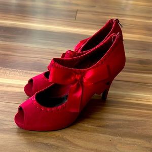 Adorable Velvet Heart suede shoes 👠 - like new, size 7.5, open toes